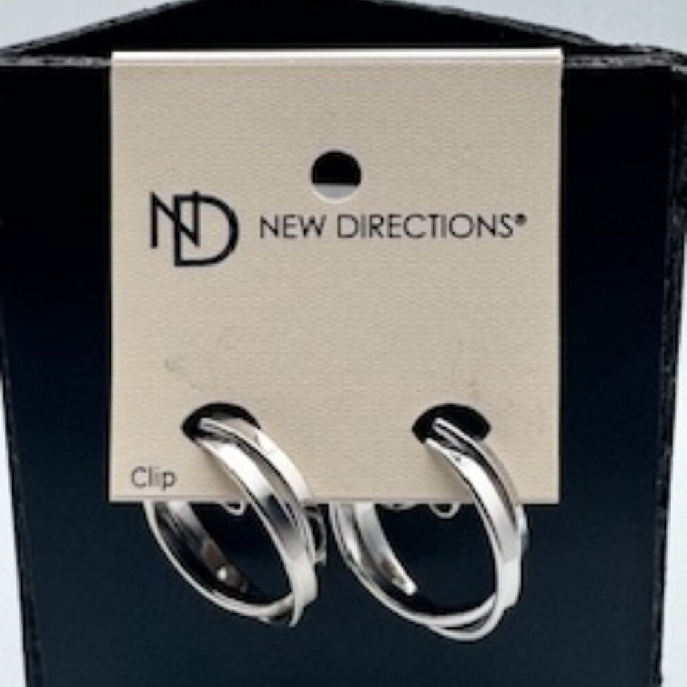 Stylish Silver-Toned Clip-On Earrings – Elegant Design for Any Occasion - Picture 4 of 4